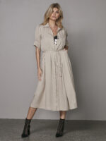 model med kortærmet beige kjole med krave, diskret knaplukning og bindebånd i taljen. NÜ Ymke Dress-6 Seasand 8327-26