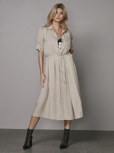 model med kortærmet beige kjole med krave, diskret knaplukning og bindebånd i taljen. NÜ Ymke Dress-6 Seasand 8327-26