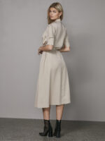 model fra siden med kortærmet beige kjole med krave, diskret knaplukning og bindebånd i taljen. NÜ Ymke Dress-6 Seasand 8327-26