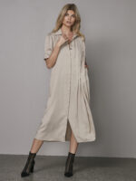 model med kortærmet beige kjole med krave og diskret knaplukning. NÜ Ymke Dress-6 Seasand 8327-26