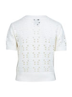 ryggen af kortærmet strikket hvid t-shirt med hullet mønster og v-hals. NÜ Yaffa Blouse Creme 8334-50