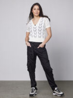model med kortærmet strikket hvid t-shirt med hullet mønster og v-hals. NÜ Yaffa Blouse Creme 8334-50