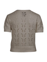 ryggen af kortærmet strikket brun t-shirt med hullet mønster og v-hals. NÜ Yaffa Blouse Mud 8334-50