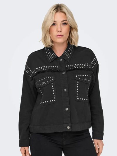 closeup af model med kort sort denimjakke med knitter og knaplukning. ONLY Carmakoma CARMARILLA jacket