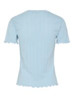 ryggen af kortærmet blå t-shirt med bølget kanter og rund hals. PIECES PCFIA TOP Cashmere Blue