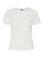 kortærmet hvid t-shirt med rund hals og bølget kanter. PIECES PCFIA TOP Cloud Dancer