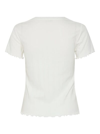 ryggen af kortærmet hvid t-shirt med rund hals og bølget kanter. PIECES PCFIA TOP Cloud Dancer