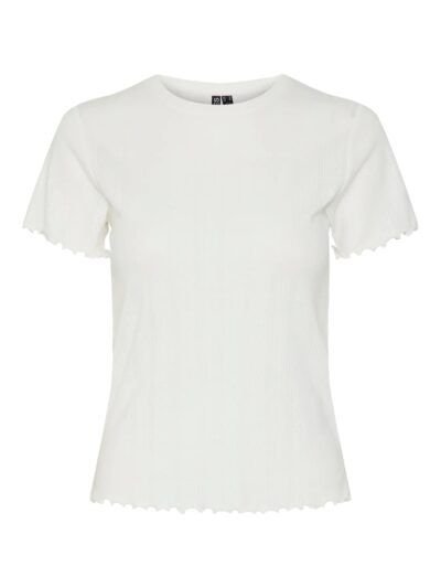 kortærmet hvid t-shirt med rund hals og bølget kanter. PIECES PCFIA TOP Cloud Dancer
