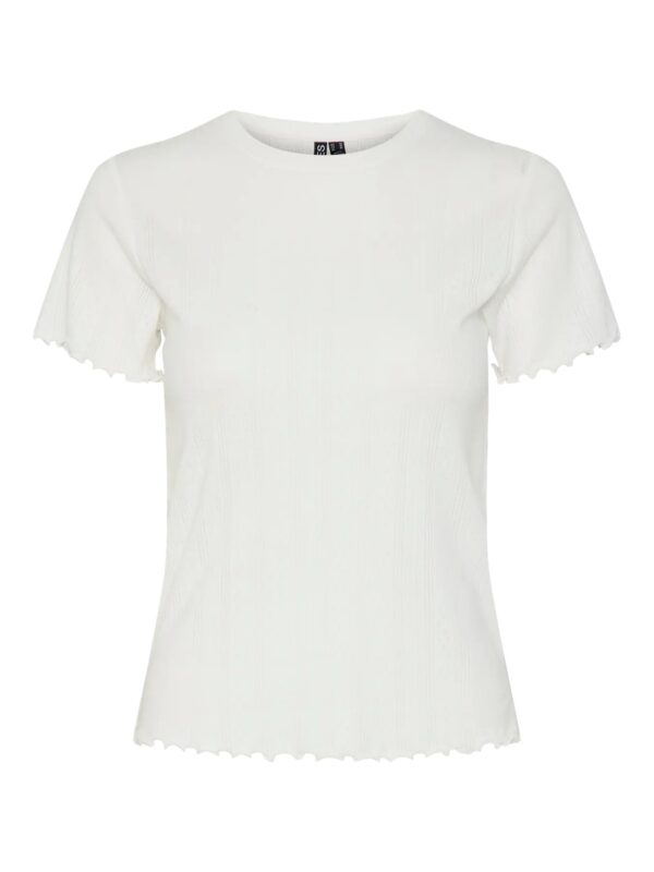 kortærmet hvid t-shirt med rund hals og bølget kanter. PIECES PCFIA TOP Cloud Dancer