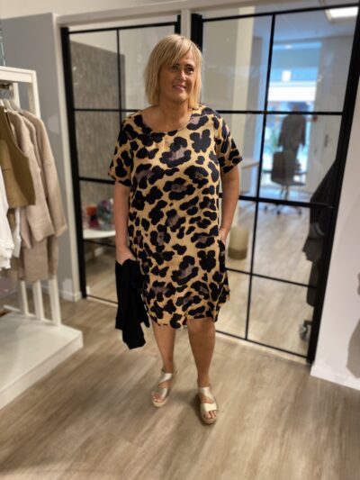 janni med kortærmet leopard tunika kjole i sort beige. ZHENZI Gigi 753-Tunic S/S Sand