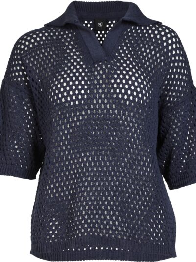 kortærmet blå strikbluse med krave, v-hals og et hullet design. NÜ Yadira blouse knit Navy