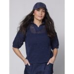 model med kortærmet blå strikbluse med krave, v-hals og et hullet design. NÜ Yadira blouse knit Navy