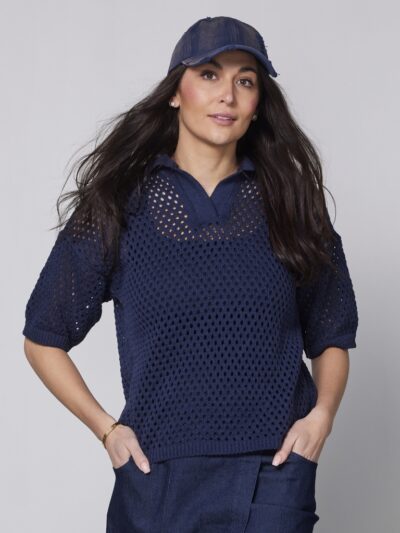 model med kortærmet blå strikbluse med krave, v-hals og et hullet design. NÜ Yadira blouse knit Navy