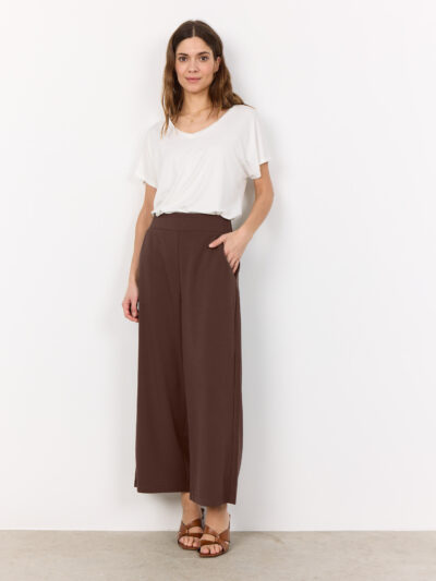 model med brune bukser med 7/8 længde. Soyaconcept SC-SIHAM 36 Bukser HOT FUDGE