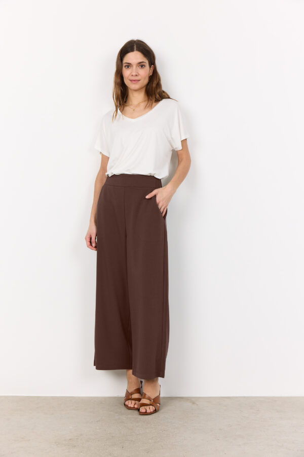model med brune bukser med 7/8 længde. Soyaconcept SC-SIHAM 36 Bukser HOT FUDGE
