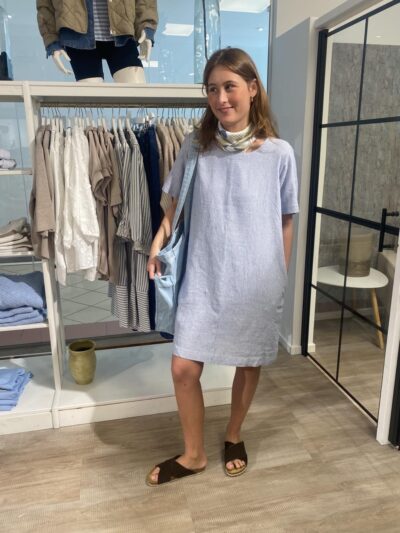 luna i blå hørkjole med korte ærmer og knapper på ryggen. Freequent Off-white w Nebulas Blue FQLAVA-DRESS