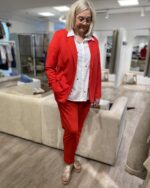 model med rød blazer fra wasabi og røde bukser ONLY Carmakoma CARRENA Pant Red