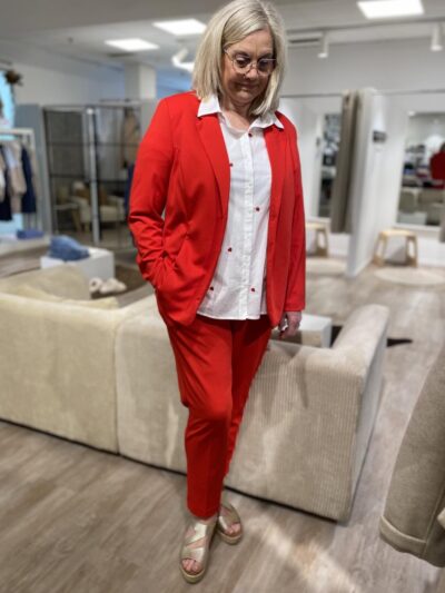 model med rød blazer fra wasabi og røde bukser ONLY Carmakoma CARRENA Pant Red