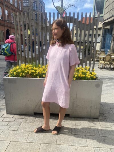 luna i lyserød hørkjole med korte ærmer. Freequent FQLAVA-DRESS Off-white w. Fuchsia Pink