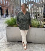 Janni med grøn bluse Wasabi WA-MELINA 2 Bluse Thyme Combi