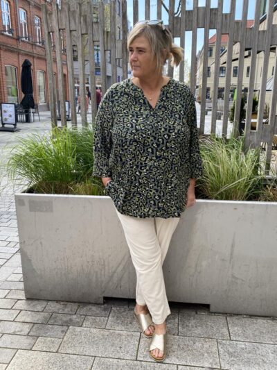 Janni med grøn bluse Wasabi WA-MELINA 2 Bluse Thyme Combi