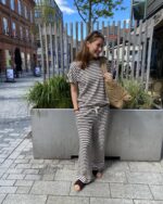Luna med brun stribet t-shirt og stribet bukser fra soyaconcept