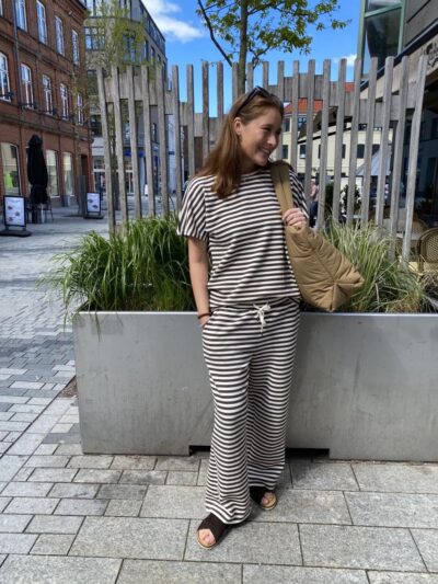 Luna med brun stribet t-shirt og stribet bukser fra soyaconcept