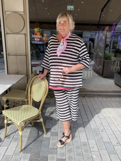 Janni i stribet t-shirt og stribet korte bukser