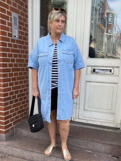 janni i lyseblå denimkjole