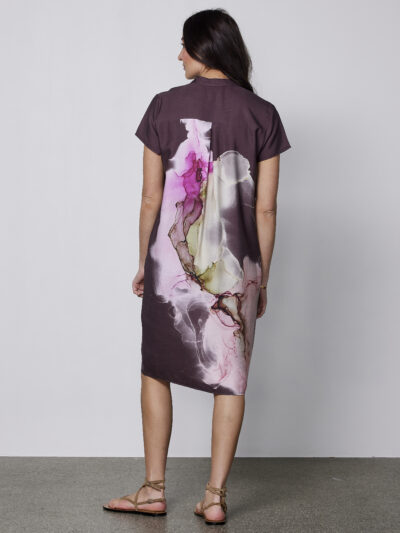 ryggen af model med kortærmet kjole med print og løs pasform. NÜ Zoya kjole Grape Mix