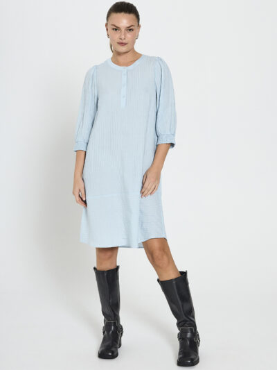 model med støvler og blå kjole med 3/4 pufærmer, knaplukning foran og en let struktur. Freequent FQABY-DRESS Chambray Blue