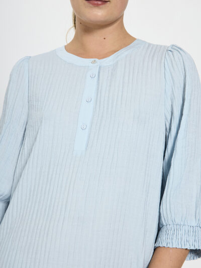model med blå kjole med 3/4 pufærmer, knaplukning foran og en let struktur. Freequent FQABY-DRESS Chambray Blue