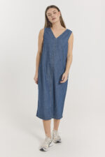model med denimkjole med brede stropper og v-hals samt slids bagpå og sidelommer. Freequent FQLISEA-DRESS Medium Blue Denim