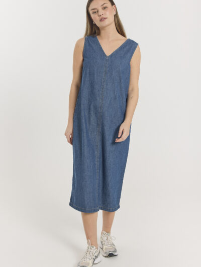 model med denimkjole med brede stropper og v-hals samt slids bagpå og sidelommer. Freequent FQLISEA-DRESS Medium Blue Denim
