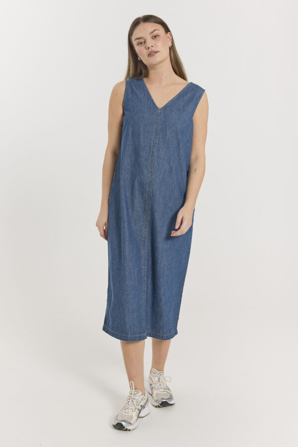 model med denimkjole med brede stropper og v-hals samt slids bagpå og sidelommer. Freequent FQLISEA-DRESS Medium Blue Denim