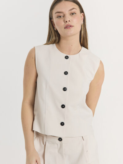 model med elegant beige vest med rund hals og sort knapper på fronten. Freequent FQMAEVE-WAISTCOAT Moonbeam