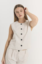model med elegant beige vest med rund hals og sort knapper på fronten. Freequent FQMAEVE-WAISTCOAT Moonbeam