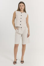 model med shorts og elegant beige vest med rund hals og sort knapper på fronten. Freequent FQMAEVE-WAISTCOAT Moonbeam