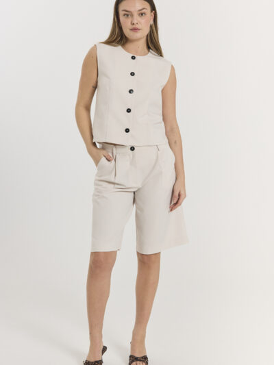 model med shorts og elegant beige vest med rund hals og sort knapper på fronten. Freequent FQMAEVE-WAISTCOAT Moonbeam