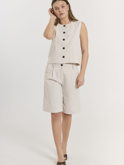 model med beige vest og lange beige shorts med sidelommer og knap/lynlåslukning. Freequent FQMAEVE-SHORTS Moonbeam