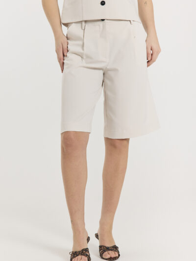 nærbillede af model med lange beige shorts med sidelommer og knap/lynlåslukning. Freequent FQMAEVE-SHORTS Moonbeam