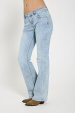 model fra siden med blå jeans i en lys denim vask med 5 lommer og broderi på baglommerne. Freequent FQHARLOW-JEANS Light Blue Denim