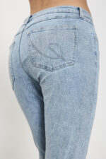 closeup af baglomme på blå jeans i en lys denim. Freequent FQHARLOW-JEANS Light Blue Denim