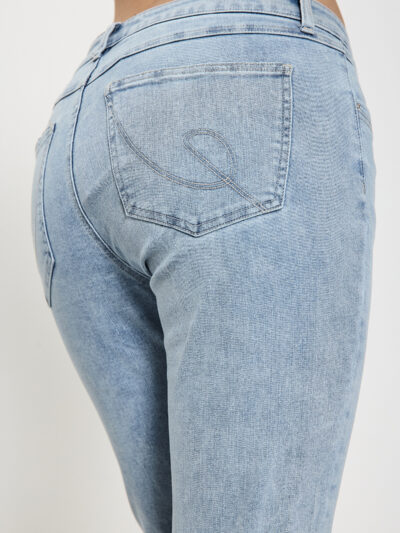 closeup af baglomme på blå jeans i en lys denim. Freequent FQHARLOW-JEANS Light Blue Denim