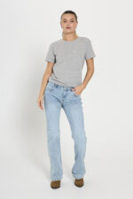 model med blå jeans i en lys denim vask med 5 lommer og broderi på baglommerne. Freequent FQHARLOW-JEANS Light Blue Denim