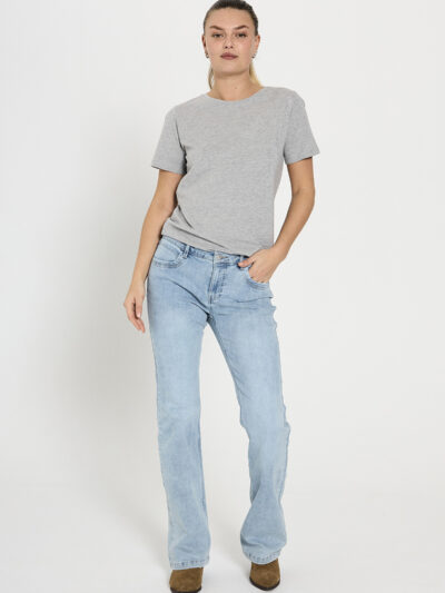model med blå jeans i en lys denim vask med 5 lommer og broderi på baglommerne. Freequent FQHARLOW-JEANS Light Blue Denim