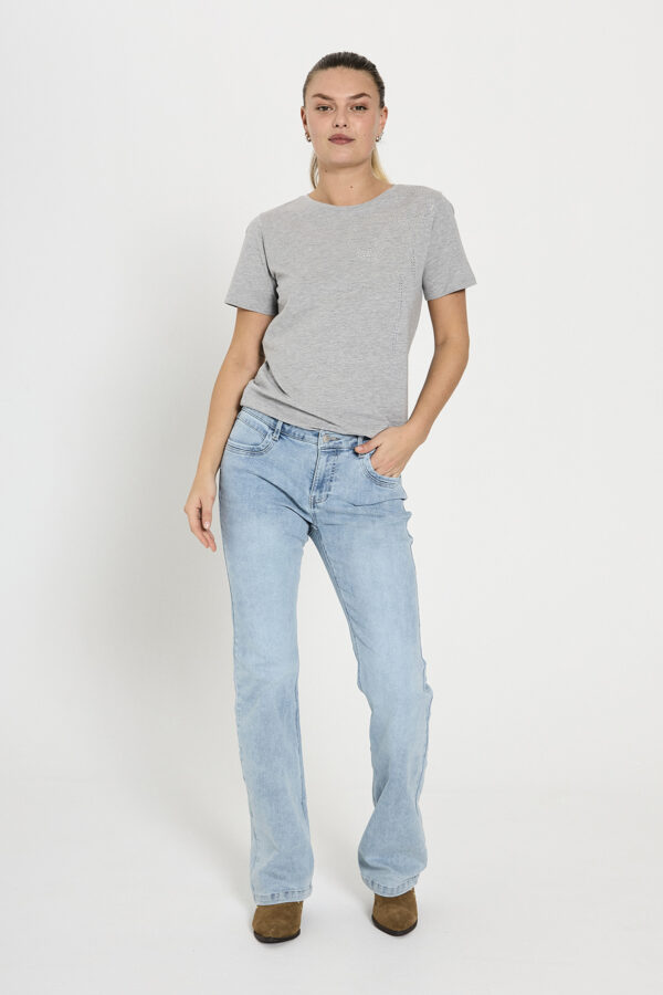 model med blå jeans i en lys denim vask med 5 lommer og broderi på baglommerne. Freequent FQHARLOW-JEANS Light Blue Denim