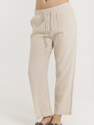 model med beige hørbukser med diskrete striber, lommer og snøre i taljen. Freequent FQLAVA-PANTS Simply Taupe w. Off-white