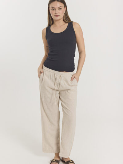 model med sort top og beige hørbukser med diskrete striber, lommer og snøre i taljen. Freequent FQLAVA-PANTS Simply Taupe w. Off-white