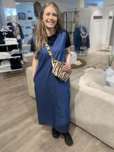 marie i denimkjole med sort t-shirt under. Freequent FQLISEA-DRESS Medium Blue Denim
